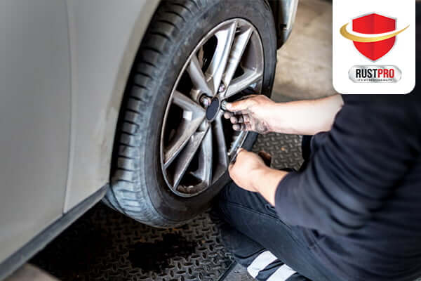 bunyi gesekan pada roda depan mobil