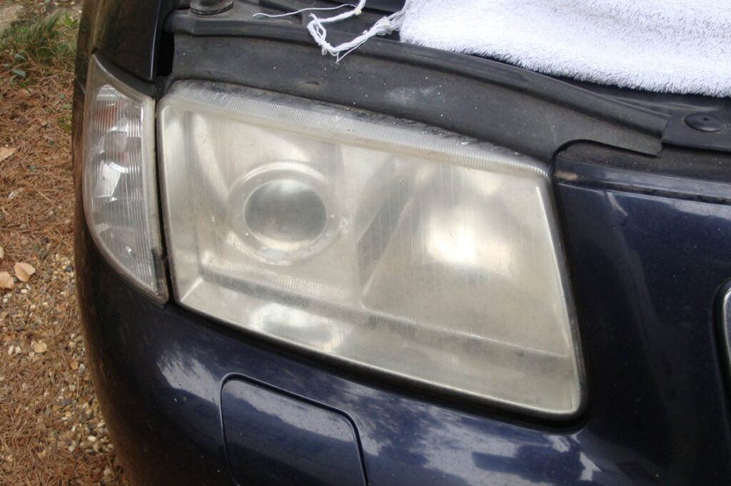8 Cara Membersihkan Headlamp Mobil Kusam yang Efektif