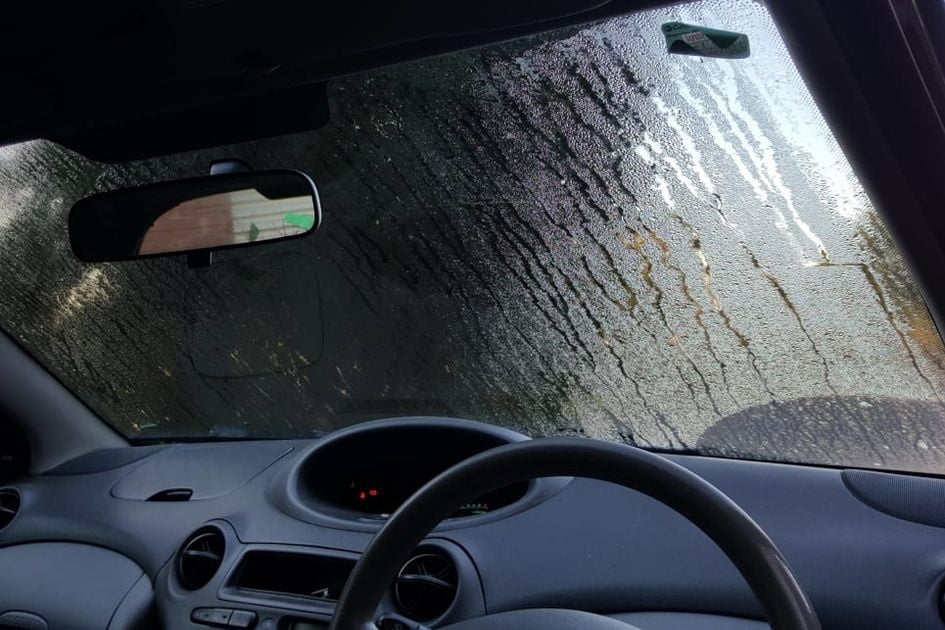 8 Cara Mengatasi Embun di Kaca Mobil yang Efektif