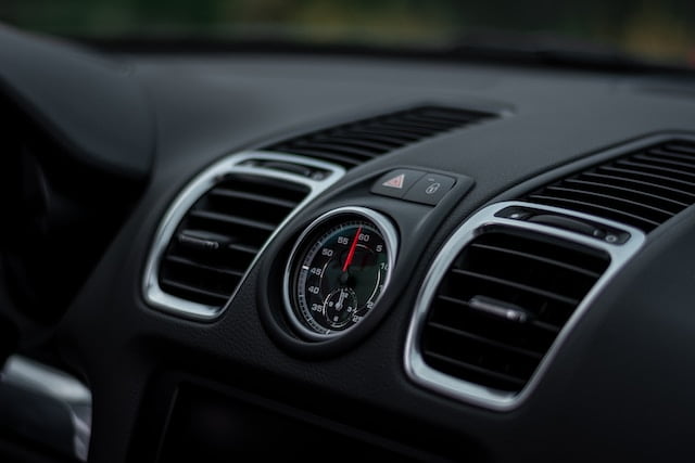 cara membersihkan dashboard mobil