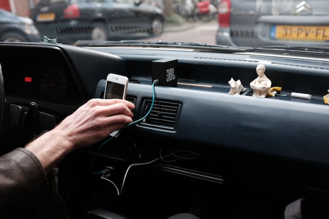 cara membersihkan interior mobil yang berjamur