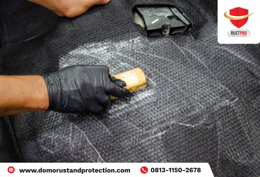 8 Cara Hilangkan Karpet Mobil Bau Apek, Pakai Ini Aja!