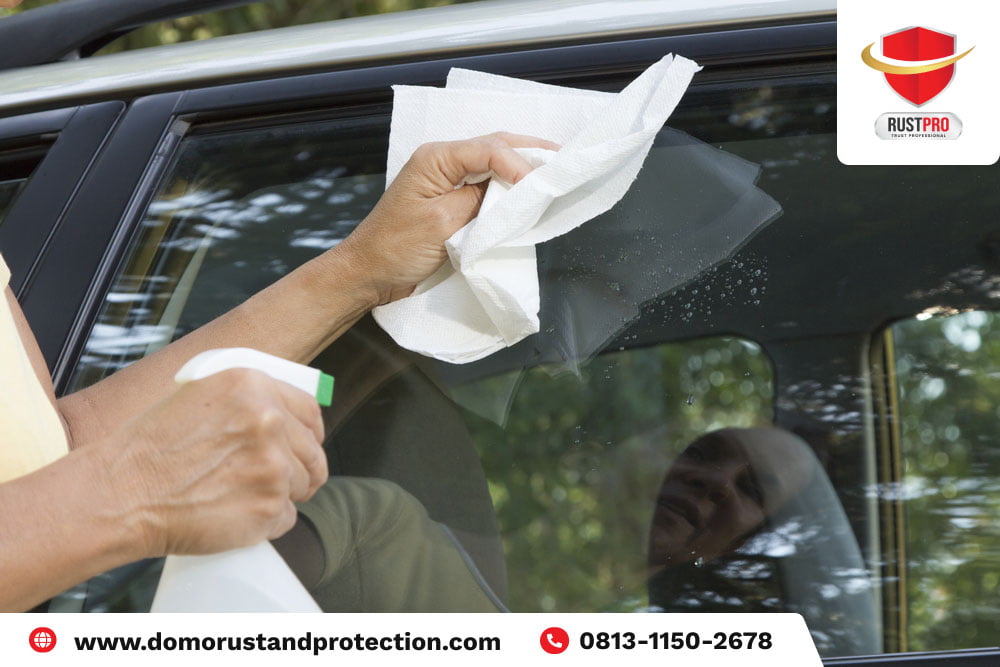 5 Cara Bersihkan Kaca Mobil Kena Getah Pohon
