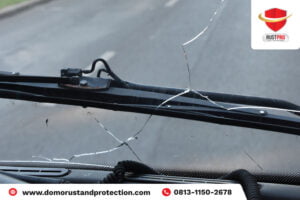 5 Penyebab Kaca Mobil Retak Sendiri & Cara Perbaikinya