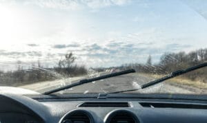 cara mengatasi kaca mobil jamuran