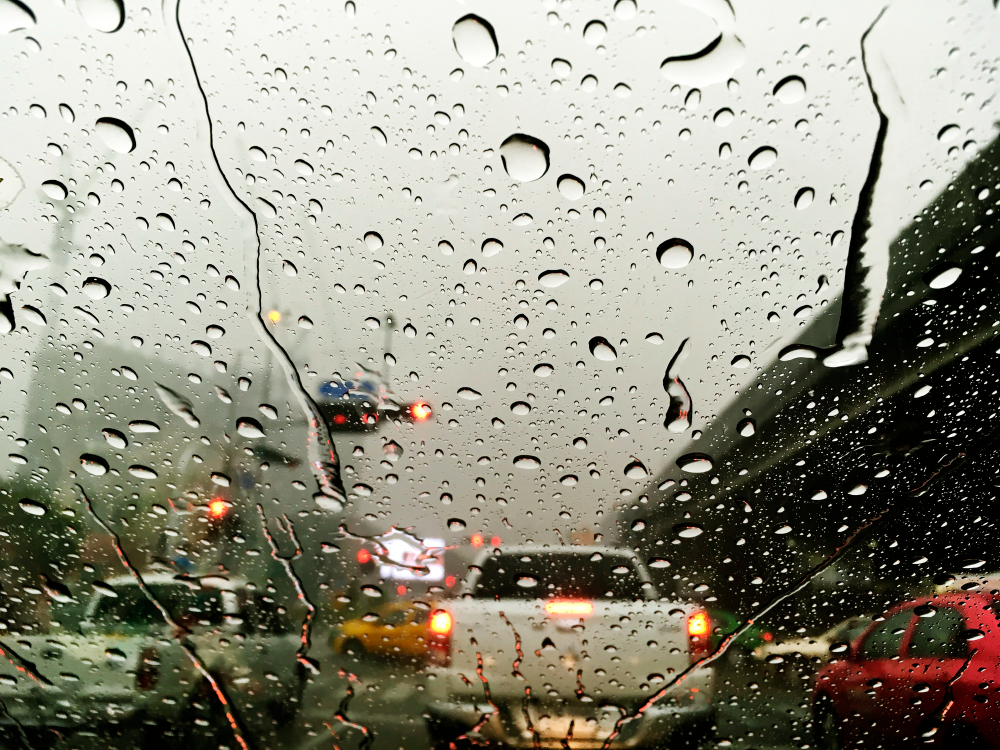 tips nyetir mobil saat hujan